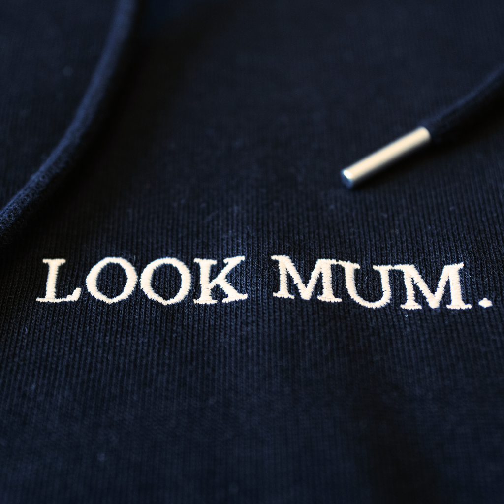 HOODIE LOOK MUM.